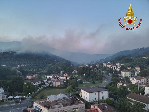 Asciano assediata dall'incendio