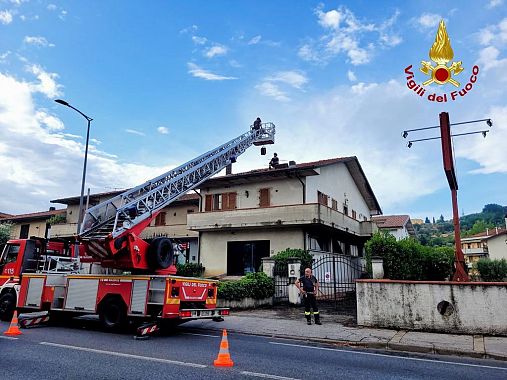 I vigili del fuoco in azione a Prato