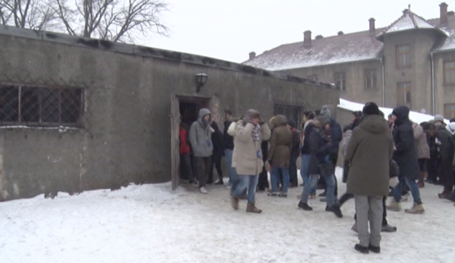 L'ingresso della camera a gas del campo di sterminio di Auschwitz