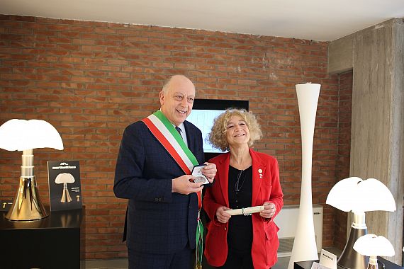 Il sindaco consegna il riconoscimento a Emiliana Martinelli