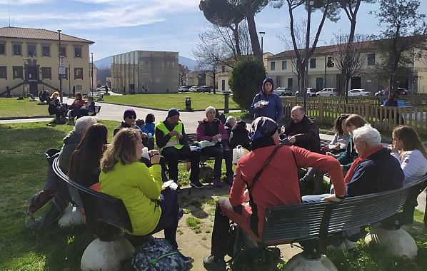 Gruppo di pellegrini sosta in piazza Orsi